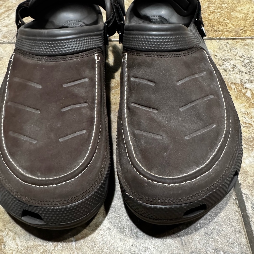 Crocs men’s brown faux leather clogs. Adjustable straps - Picture 7 of 7